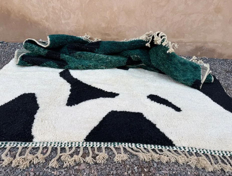 Tapis berbère Titrit vert et noir au dessin abstrait, vue 6 sur 7