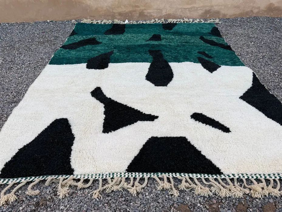 Tapis berbère Titrit vert et noir au dessin abstrait, vue 7 sur 7