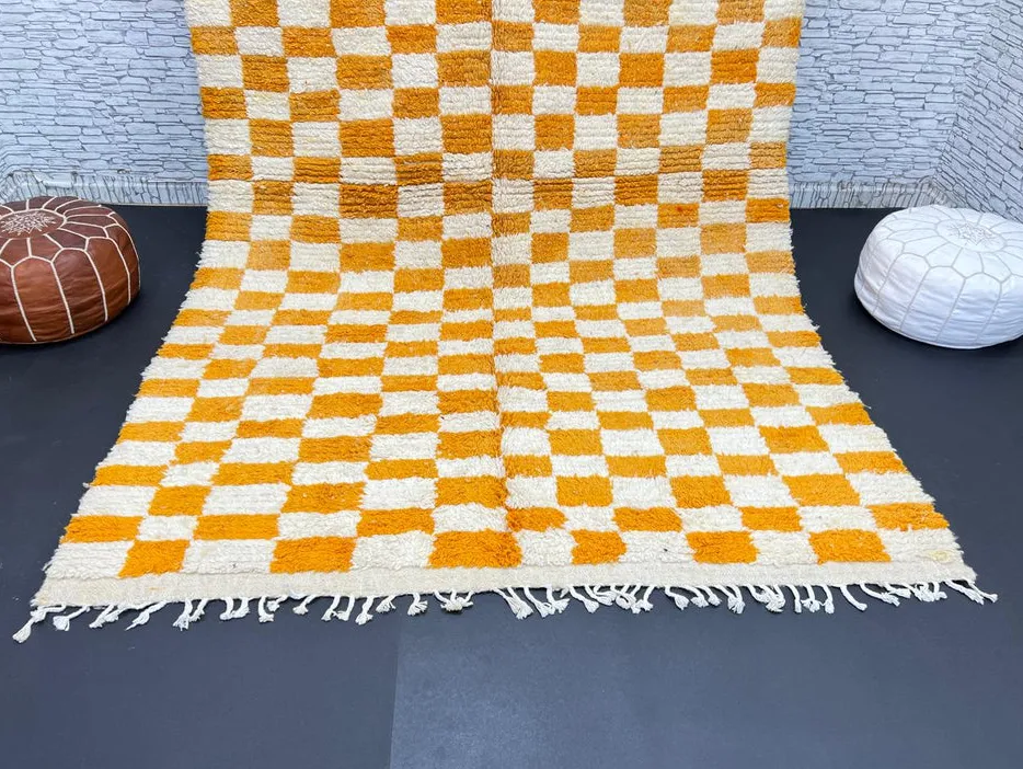 Tapis berbère Tizi jaune à damier, vue 3 sur 4