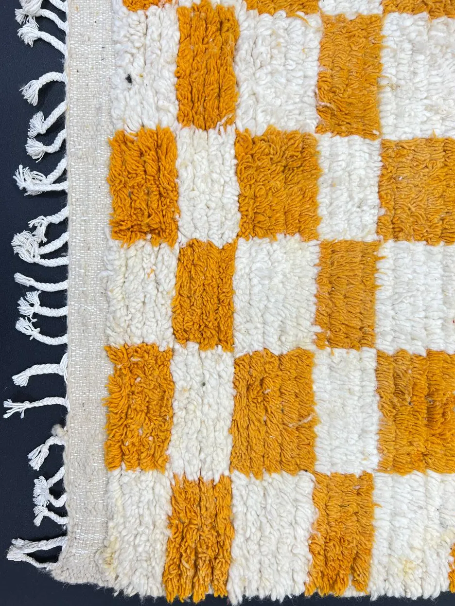 Tapis berbère Tizi jaune à damier, vue 4 sur 4