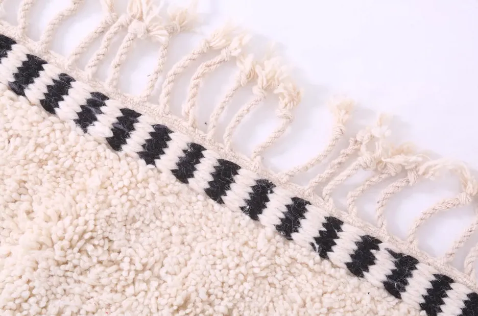 Tapis berbère Toubkal noir et blanc aux motifs géométriques, vue 3 sur 7
