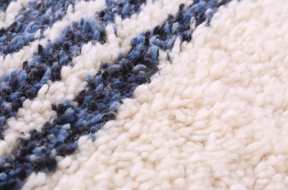 Tapis berbère Toubkal noir et blanc aux motifs géométriques, vue 4 sur 7
