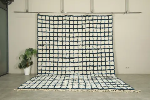 Tapis berbère Udad bleu et crème à damier — tapis berbères contemporains