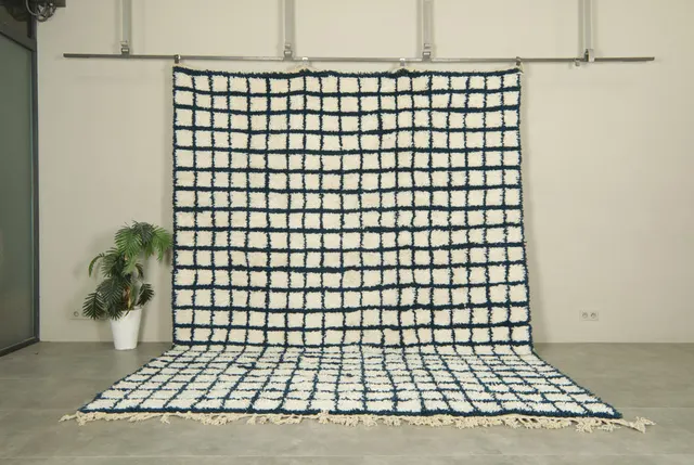 Tapis berbère Udad bleu et crème à damier — tapis berbères contemporains