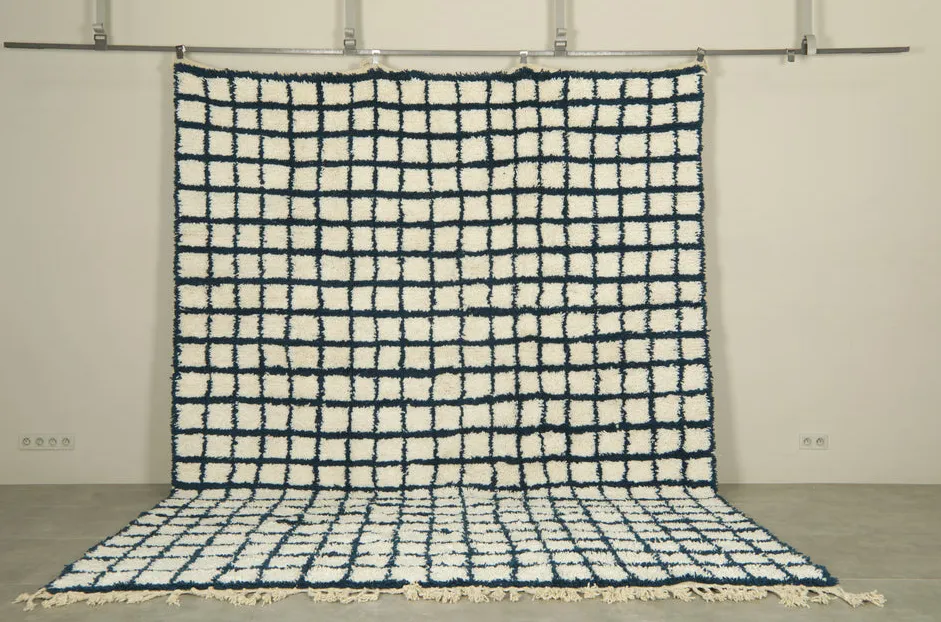 Tapis berbère Udad bleu et crème à damier, vue 3 sur 7