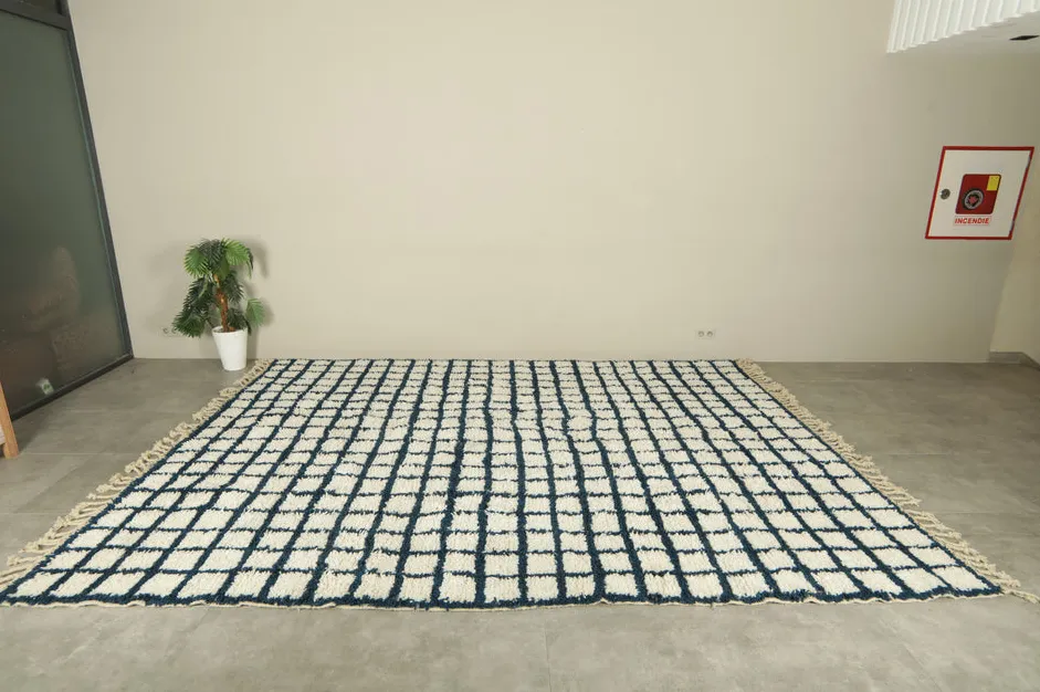 Tapis berbère Udad bleu et crème à damier, vue 4 sur 7