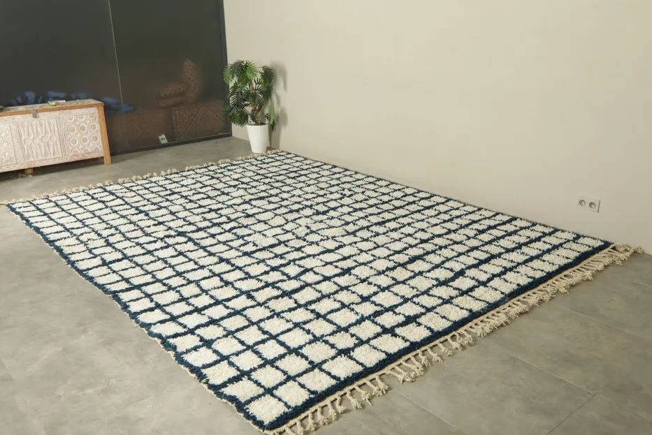 Tapis berbère Udad bleu et crème à damier, vue 5 sur 7