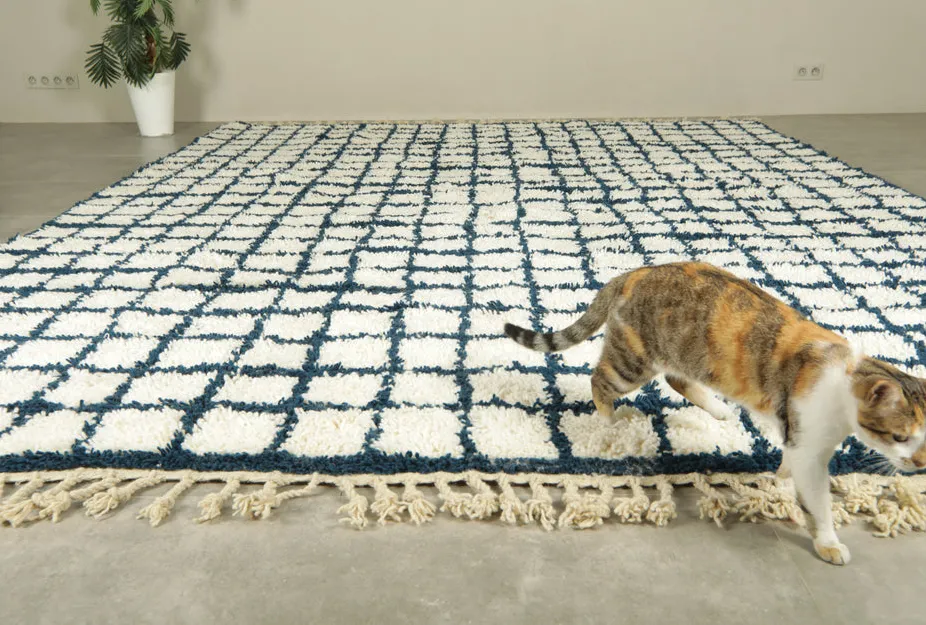 Tapis berbère Udad bleu et crème à damier, vue 6 sur 7
