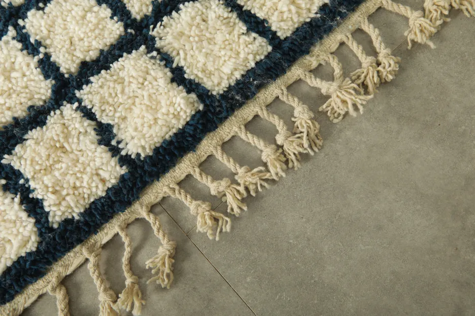 Tapis berbère Udad bleu et crème à damier, vue 7 sur 7