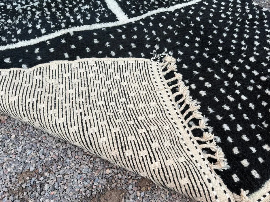 Tapis berbère Usman noir et crème, vue 5 sur 7