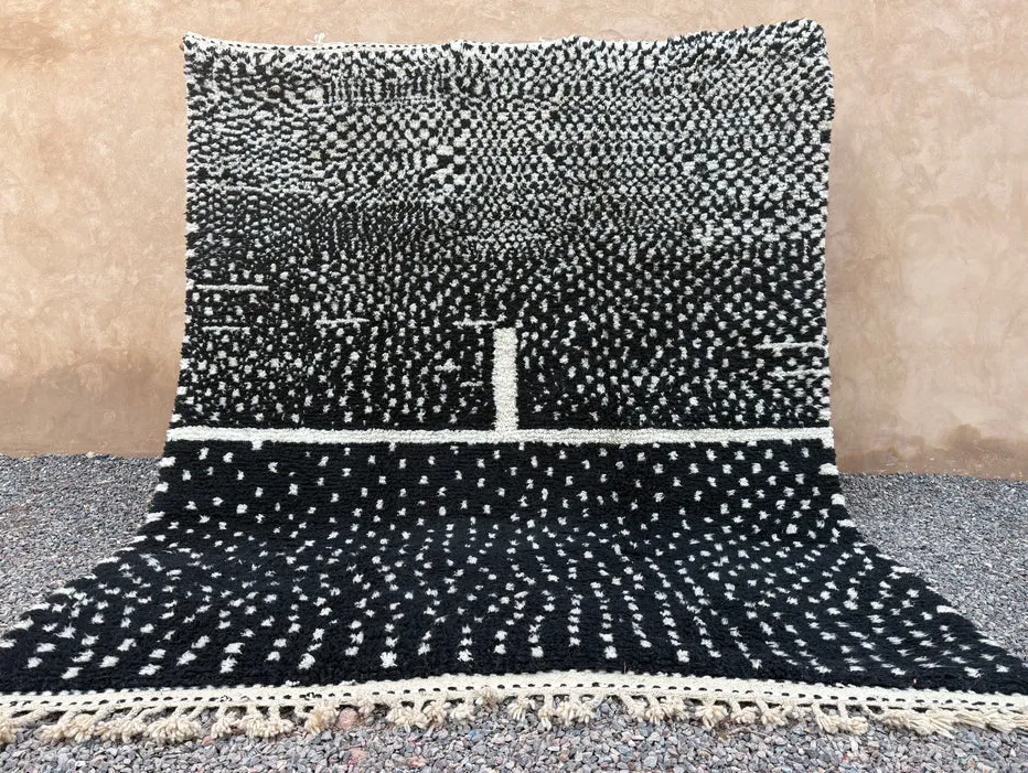 Tapis berbère Usman noir et crème, vue 6 sur 7