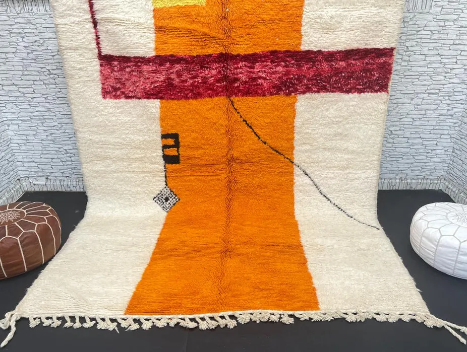 Tapis berbère Usman orange au dessin abstrait, vue 3 sur 4