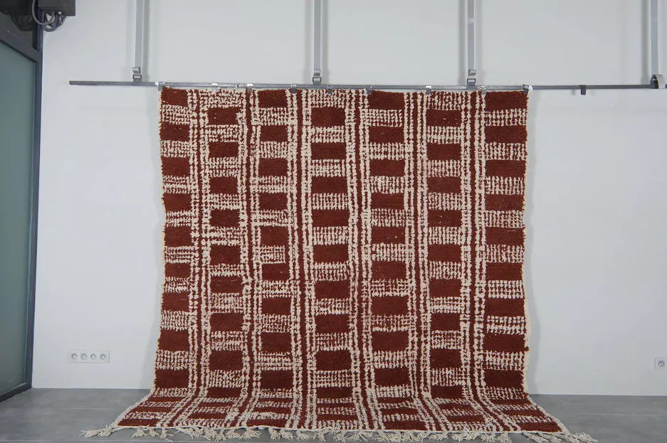 Tapis berbère Volubilis terracotta et marron aux motifs géométriques, vue 3 sur 7