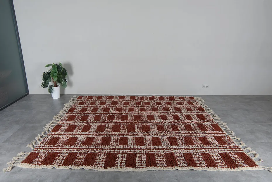 Tapis berbère Volubilis terracotta et marron aux motifs géométriques, vue 4 sur 7
