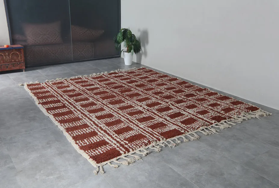 Tapis berbère Volubilis terracotta et marron aux motifs géométriques, vue 5 sur 7