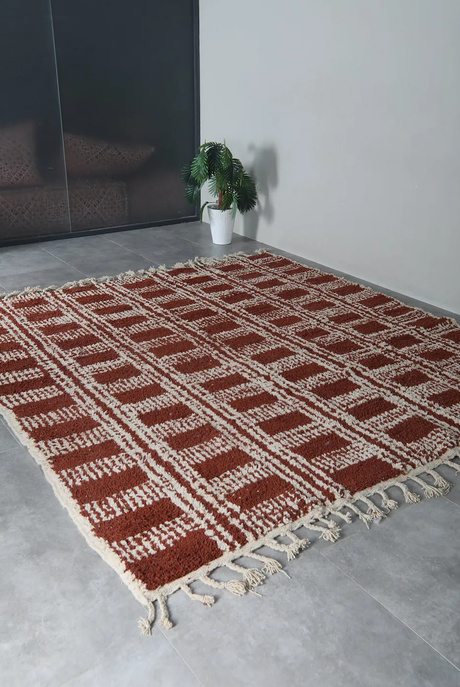 Tapis berbère Volubilis terracotta et marron aux motifs géométriques, vue 6 sur 7