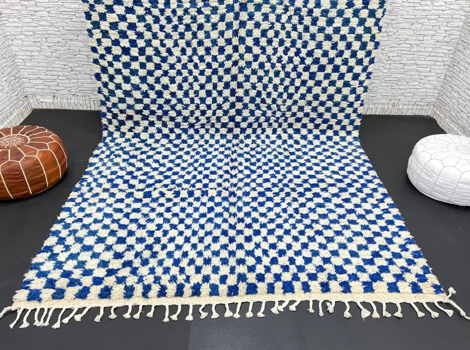 Tapis berbère Yidir bleu à damier, vue 3 sur 4