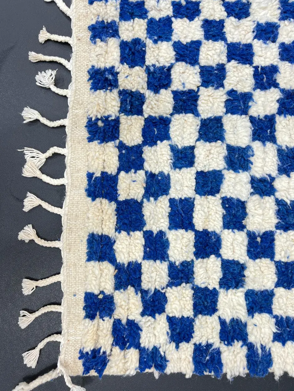 Tapis berbère Yidir bleu à damier, vue 4 sur 4