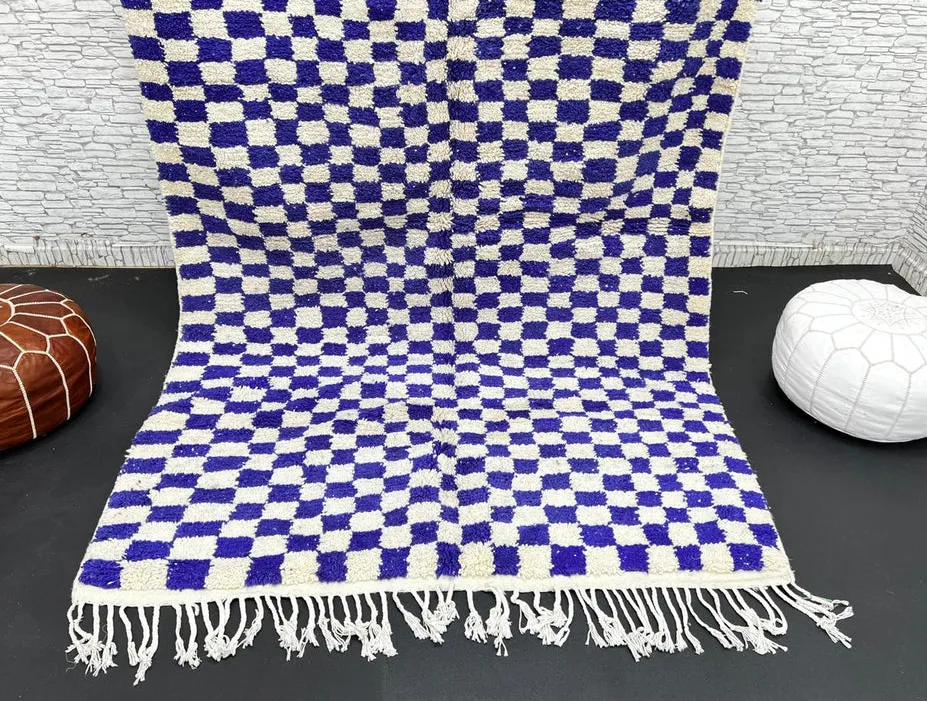 Tapis berbère Yuba bleu et blanc à damier, vue 3 sur 4