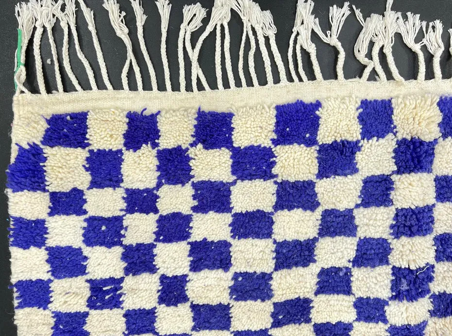 Tapis berbère Yuba bleu et blanc à damier, vue 4 sur 4