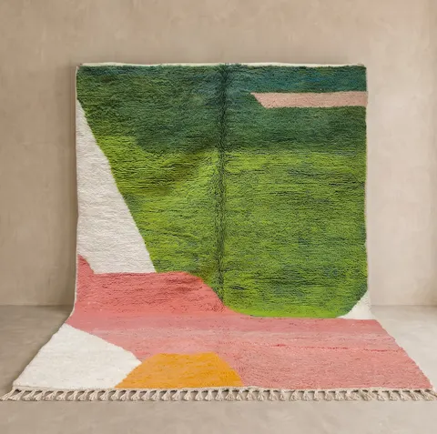 Tapis berbère Zat vert et rose au dessin abstrait — tapis berbères contemporains