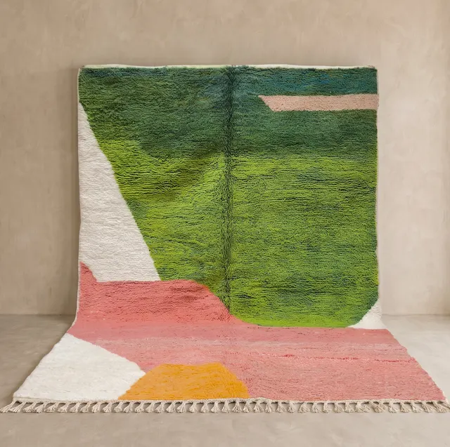 Tapis berbère Zat vert et rose au dessin abstrait — tapis berbères contemporains