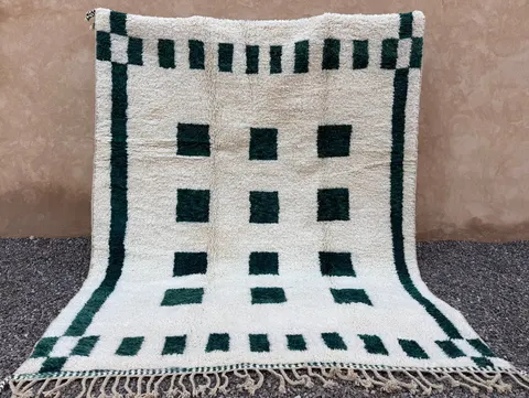Tapis berbère Zegga crème et vert aux motifs géométriques — tapis berbères contemporains