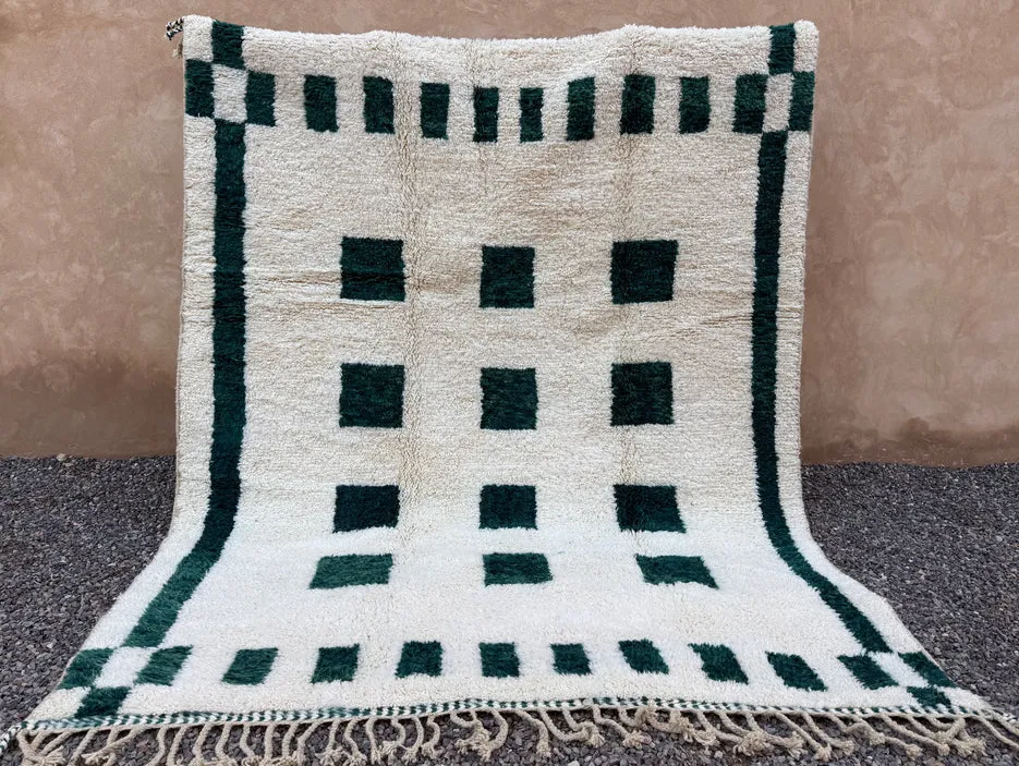 Tapis berbère Zegga crème et vert aux motifs géométriques — tapis berbères contemporains tissé à la main