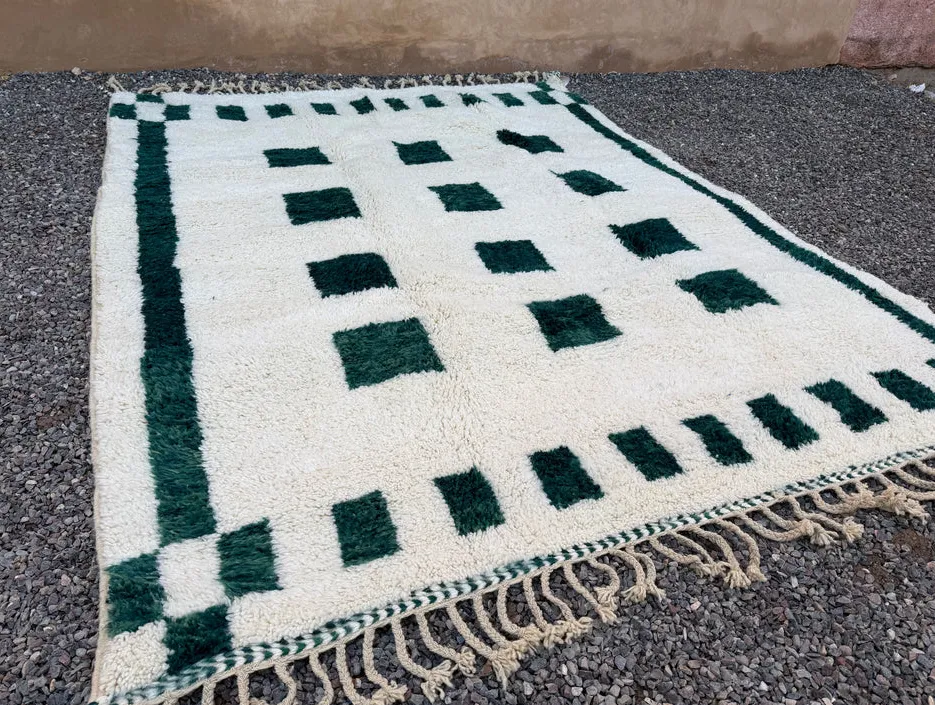 Tapis berbère Zegga crème et vert aux motifs géométriques, vue 3 sur 7