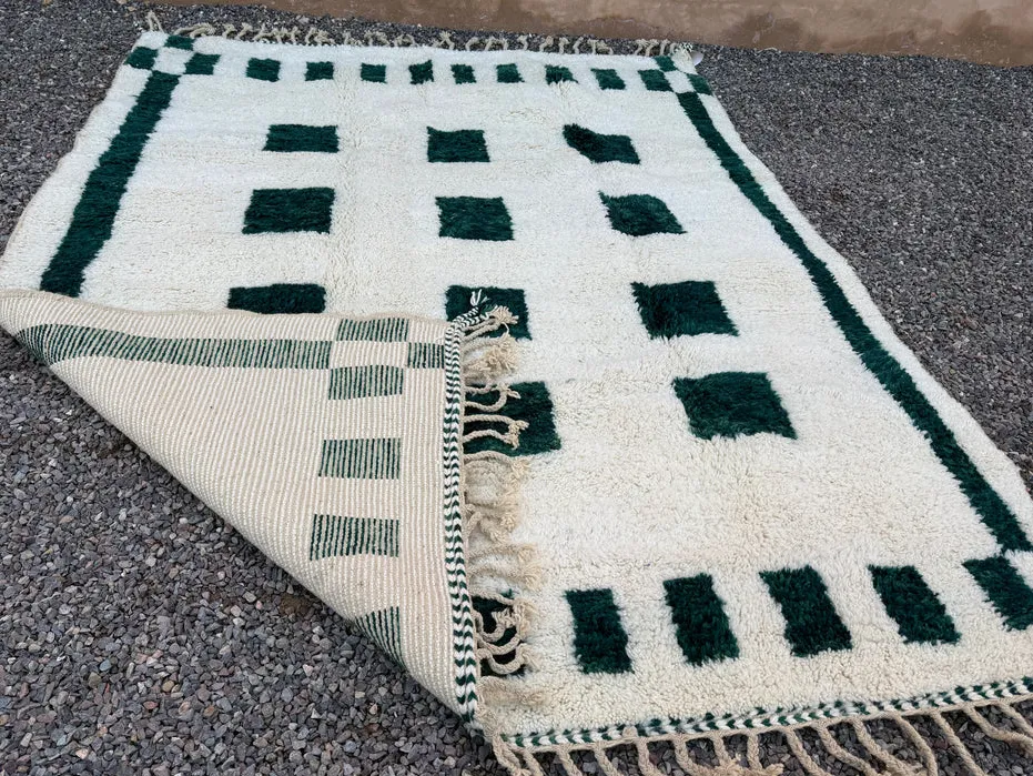 Tapis berbère Zegga crème et vert aux motifs géométriques, vue 4 sur 7