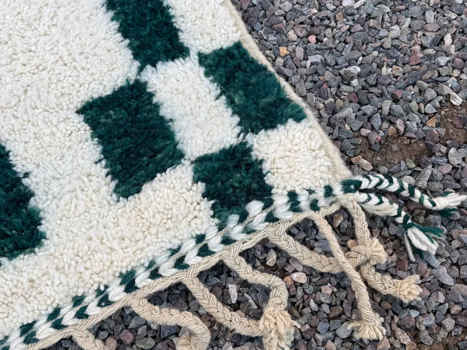 Tapis berbère Zegga crème et vert aux motifs géométriques, vue 5 sur 7
