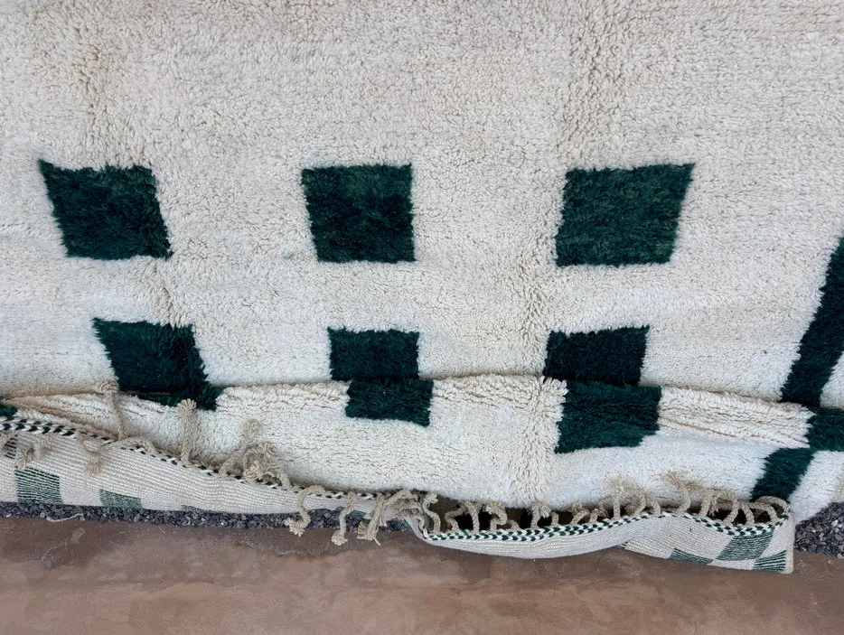 Tapis berbère Zegga crème et vert aux motifs géométriques, vue 6 sur 7