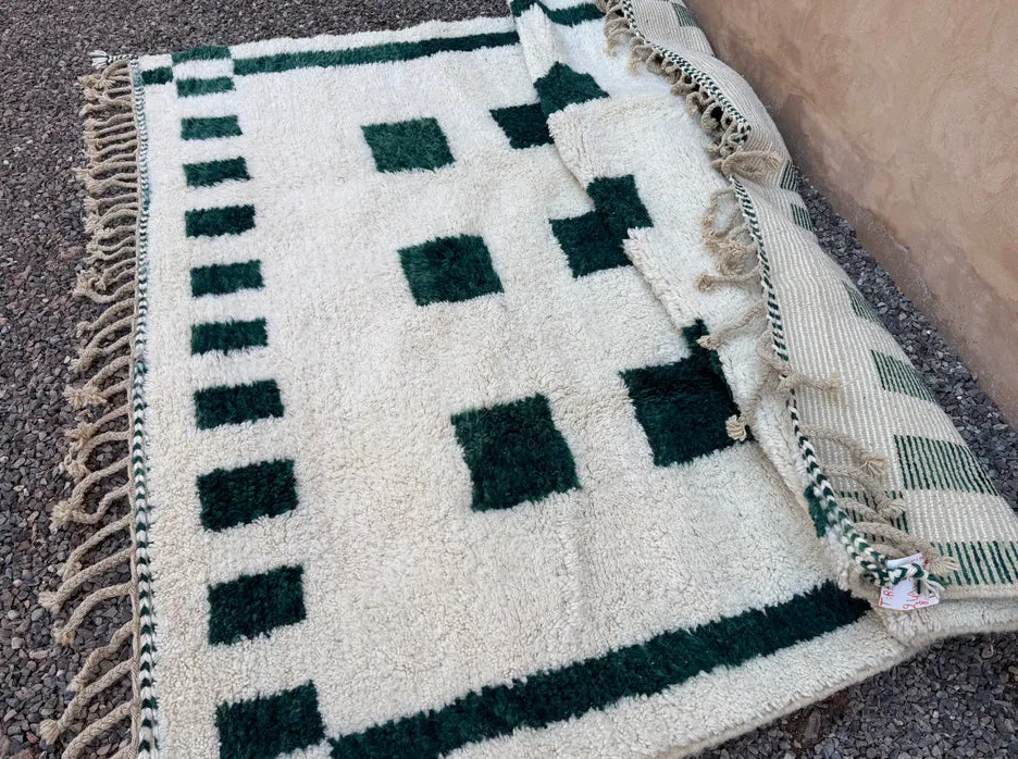 Tapis berbère Zegga crème et vert aux motifs géométriques, vue 7 sur 7