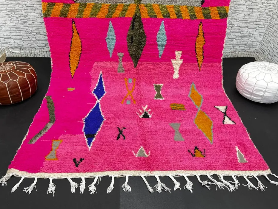 Tapis berbère Ziri multicolore et rose au dessin abstrait, vue 3 sur 4