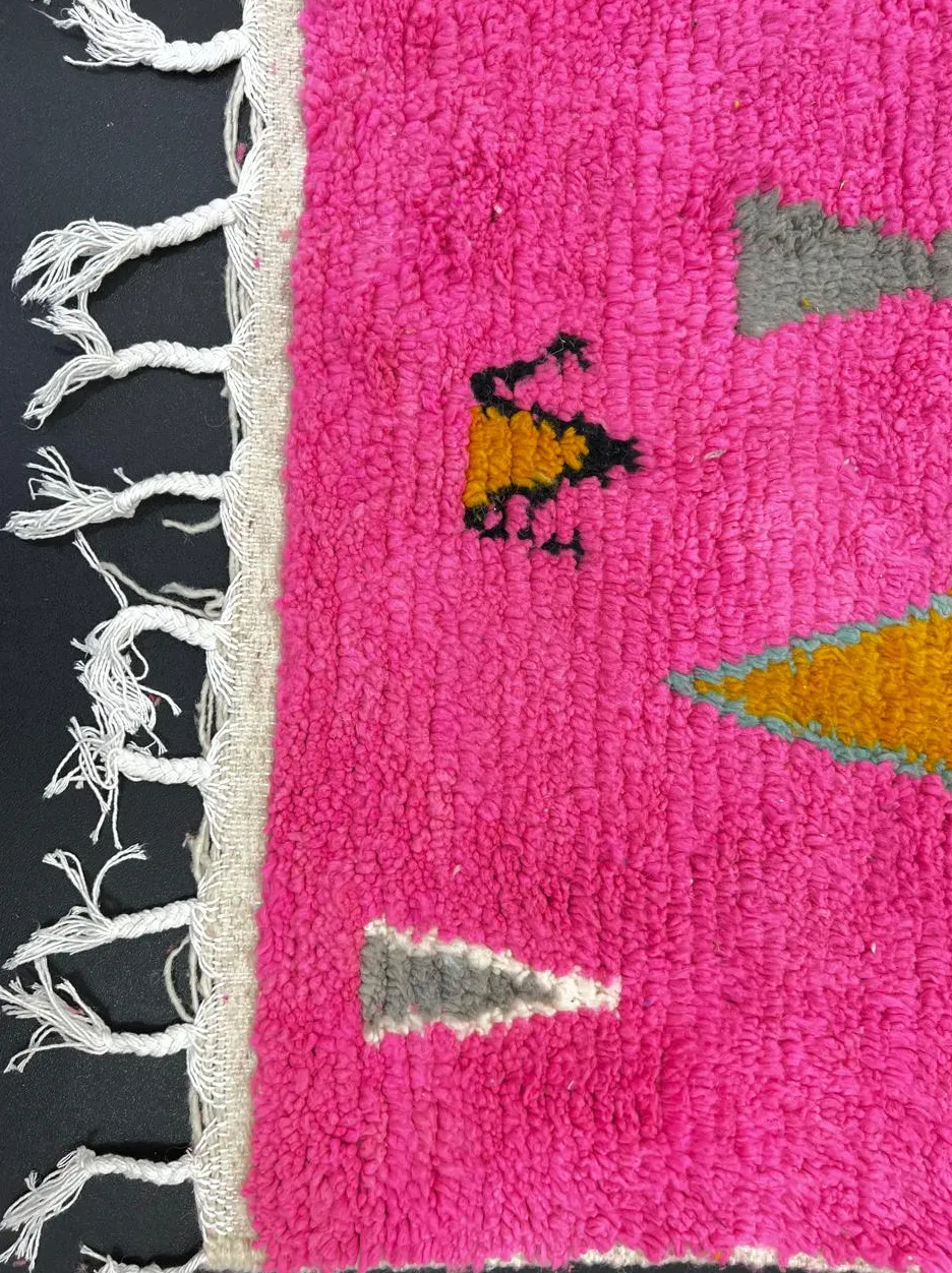 Tapis berbère Ziri multicolore et rose au dessin abstrait, vue 4 sur 4