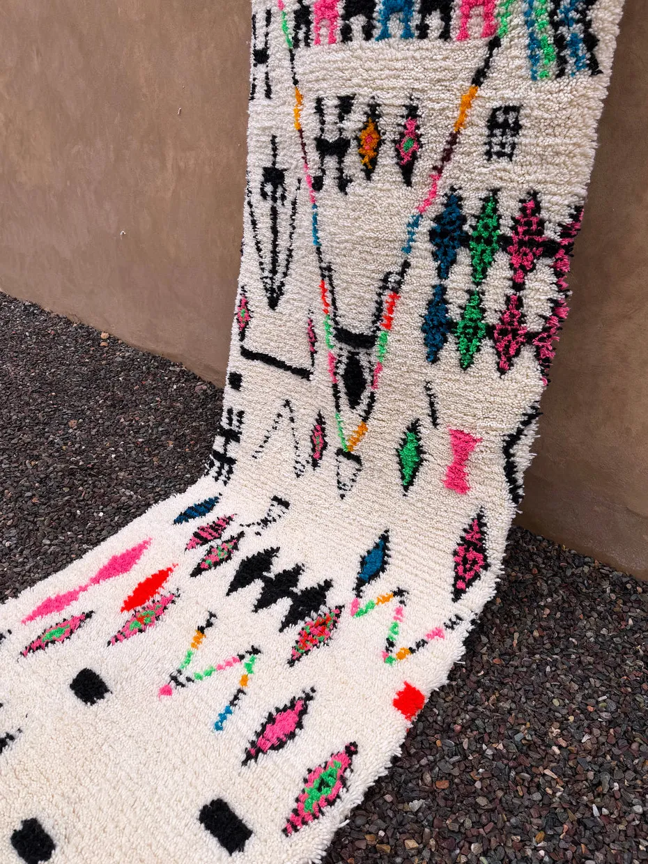 Tapis de couloir Azilal Melloul crème et multicolore aux motifs géométriques, vue 3 sur 6
