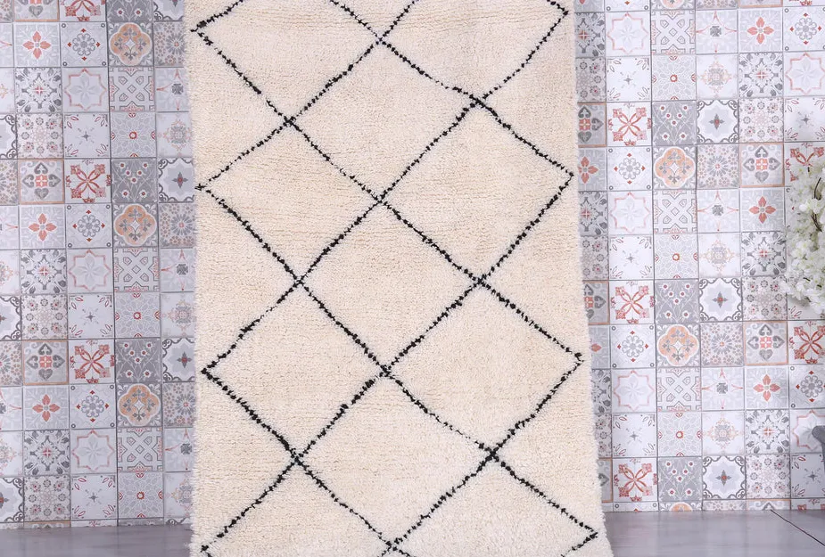 Tapis de couloir Beni Ouarain Agadir crème et noir à losanges, vue 3 sur 6