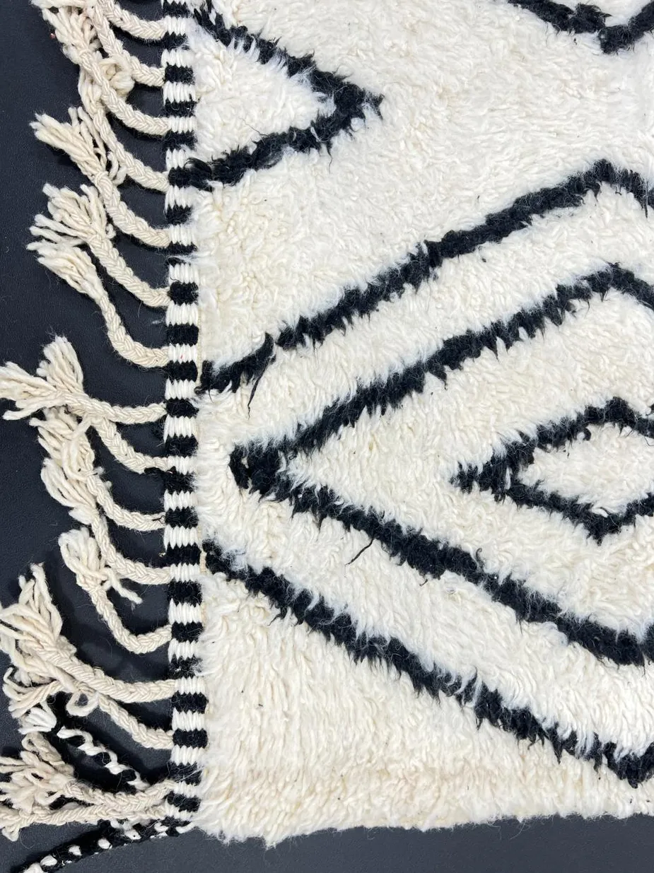 Tapis de couloir Beni Ouarain Agdz noir et blanc, vue 3 sur 4