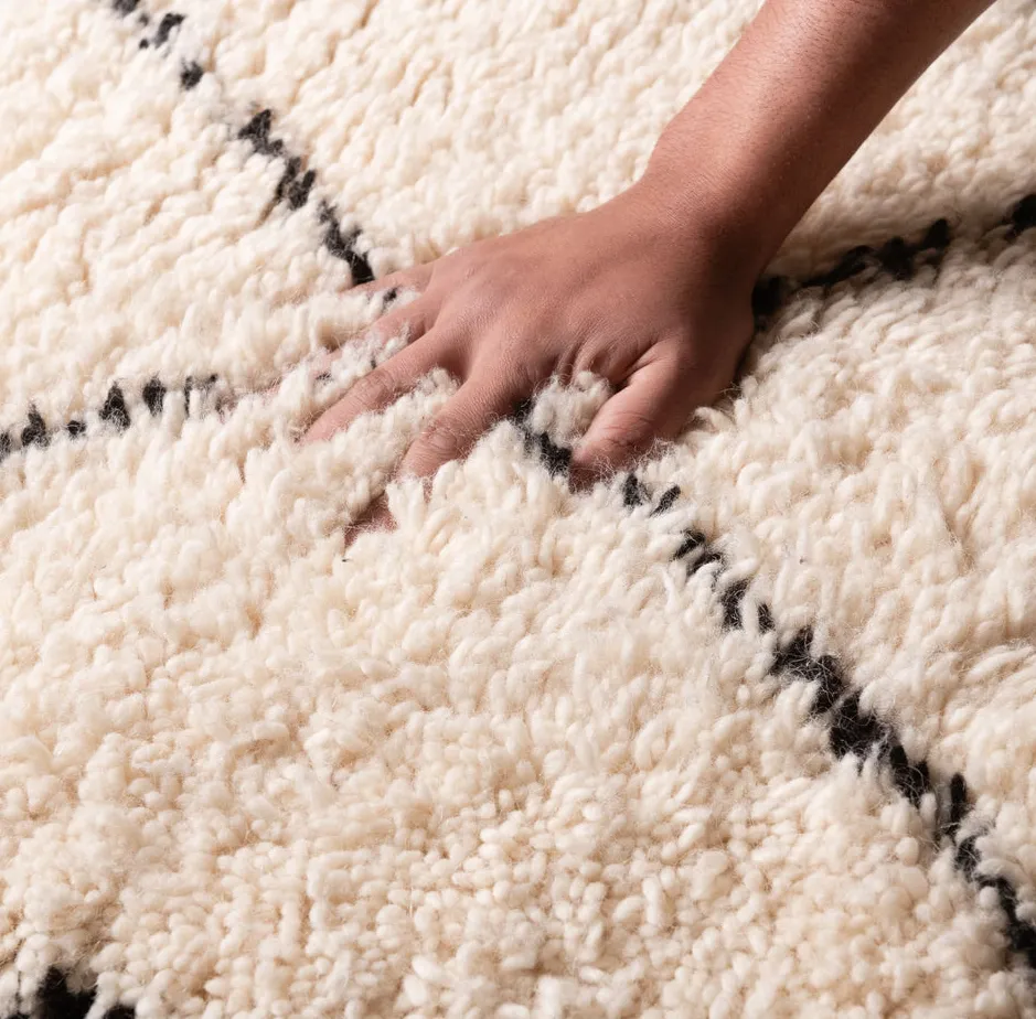 Tapis de couloir Beni Ouarain Aoufous beige et noir, vue 3 sur 7