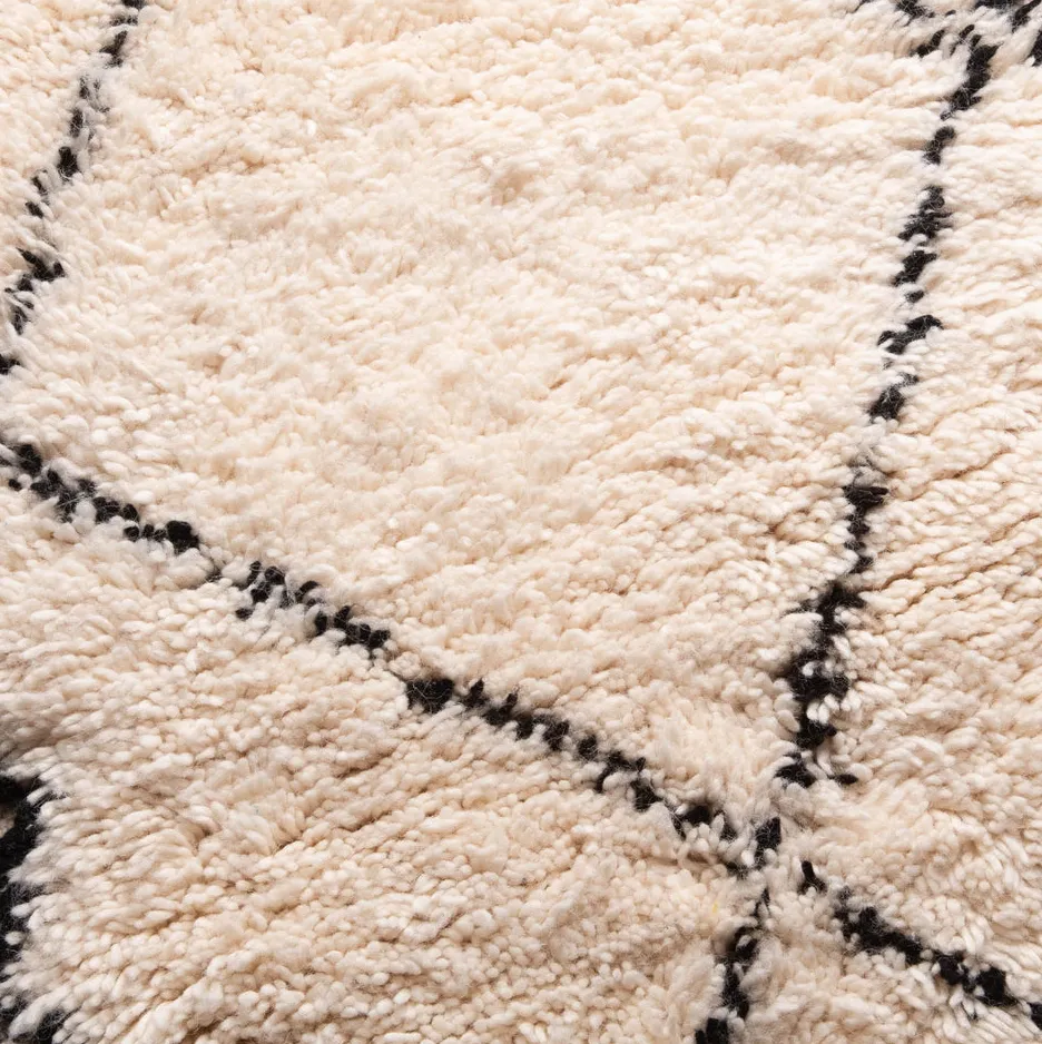 Tapis de couloir Beni Ouarain Aoufous beige et noir, vue 4 sur 7
