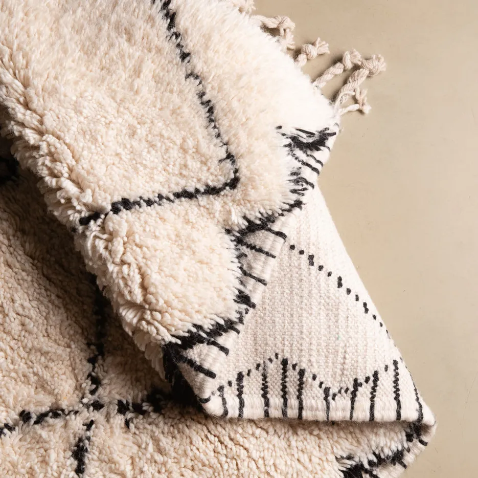 Tapis de couloir Beni Ouarain Aoufous beige et noir, vue 5 sur 7