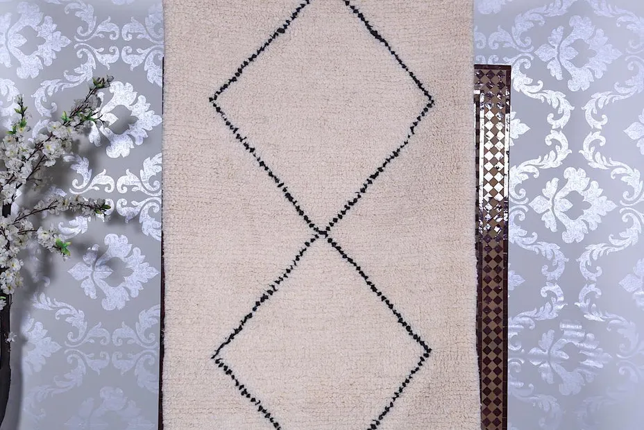 Tapis de couloir Beni Ouarain Assif crème et noir à losanges, vue 3 sur 7