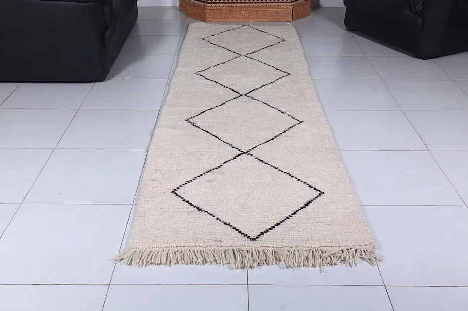 Tapis de couloir Beni Ouarain Assif crème et noir à losanges, vue 5 sur 7