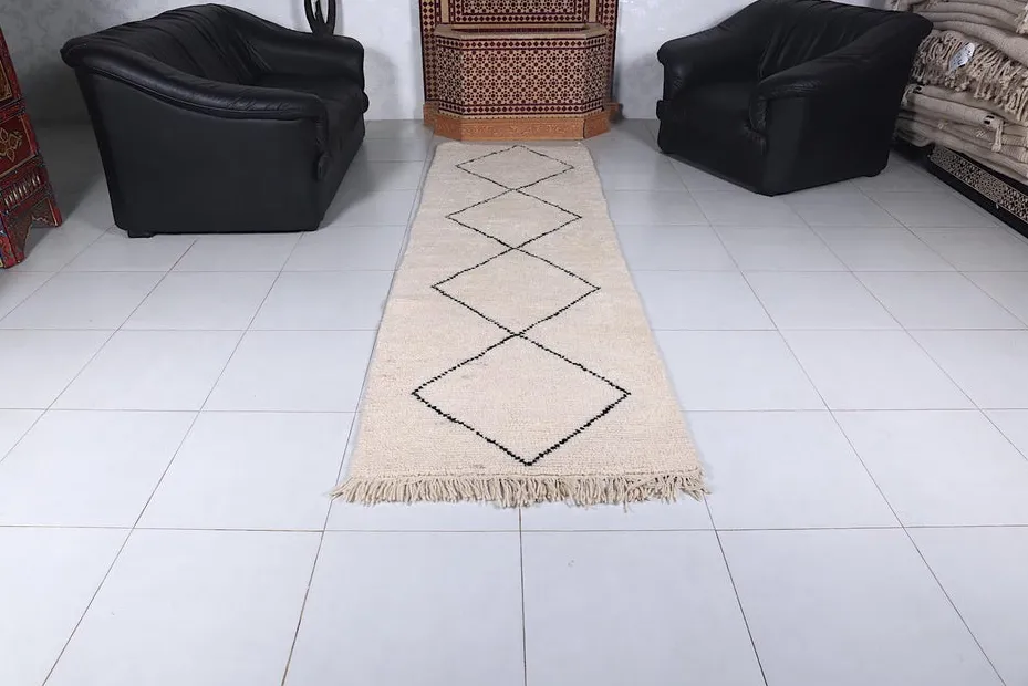 Tapis de couloir Beni Ouarain Assif crème et noir à losanges, vue 7 sur 7