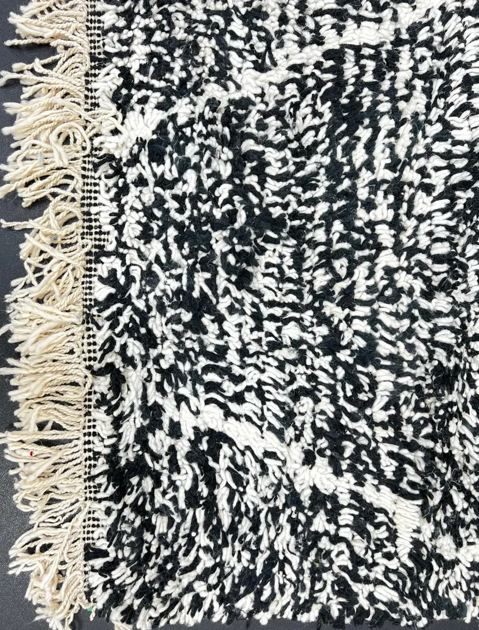 Tapis de couloir Beni Ouarain Dihya noir et blanc, vue 3 sur 4