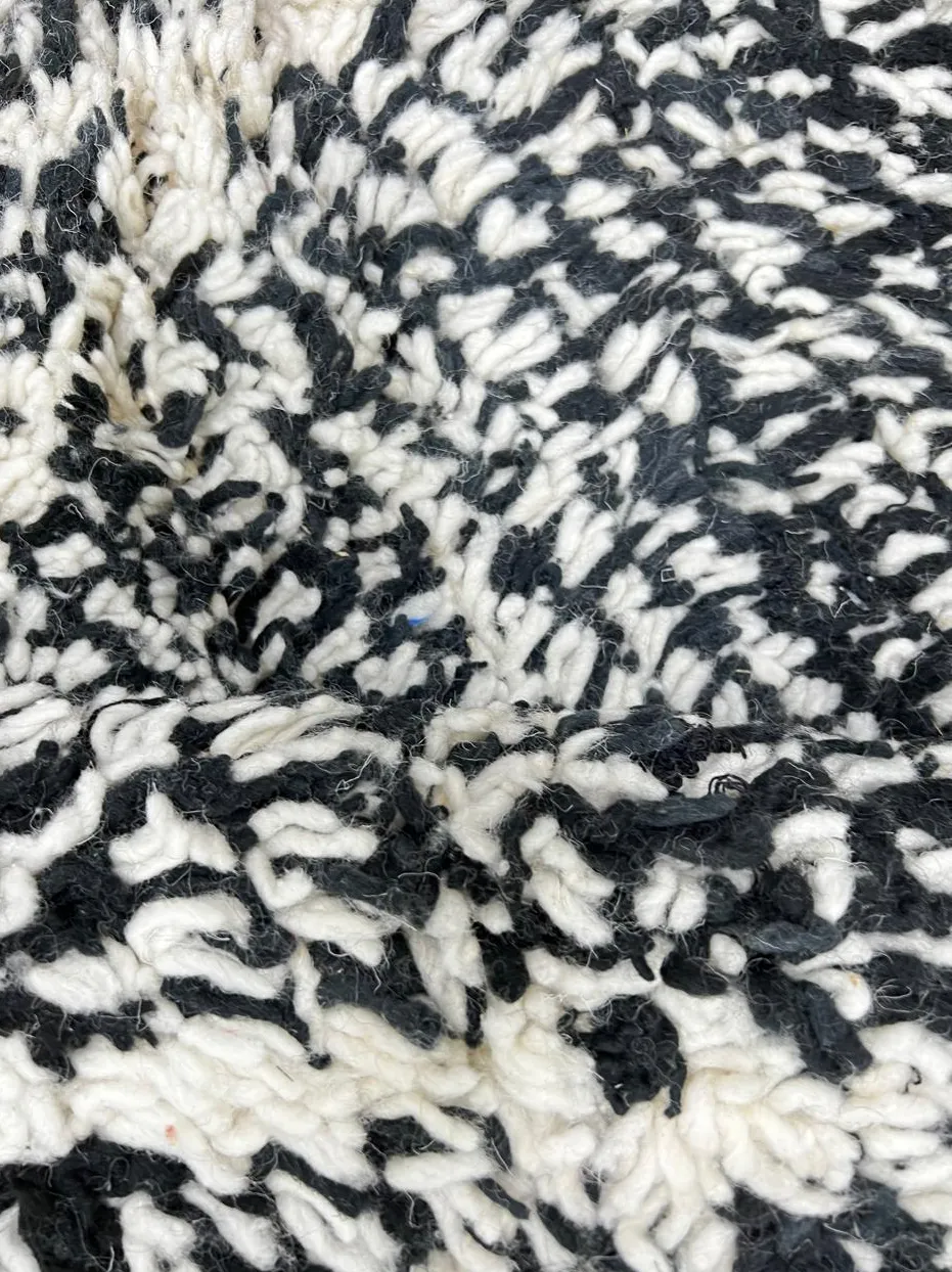 Tapis de couloir Beni Ouarain Dihya noir et blanc, vue 4 sur 4