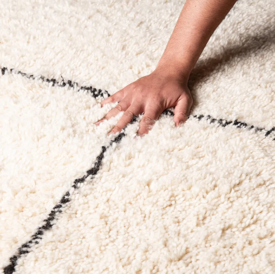 Tapis de couloir Beni Ouarain Gourrama beige et noir, vue 4 sur 7