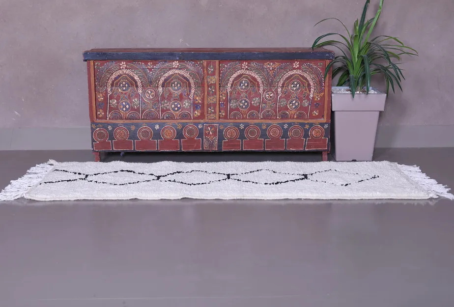 Tapis de couloir Beni Ouarain Guir crème et noir à losanges, vue 3 sur 7