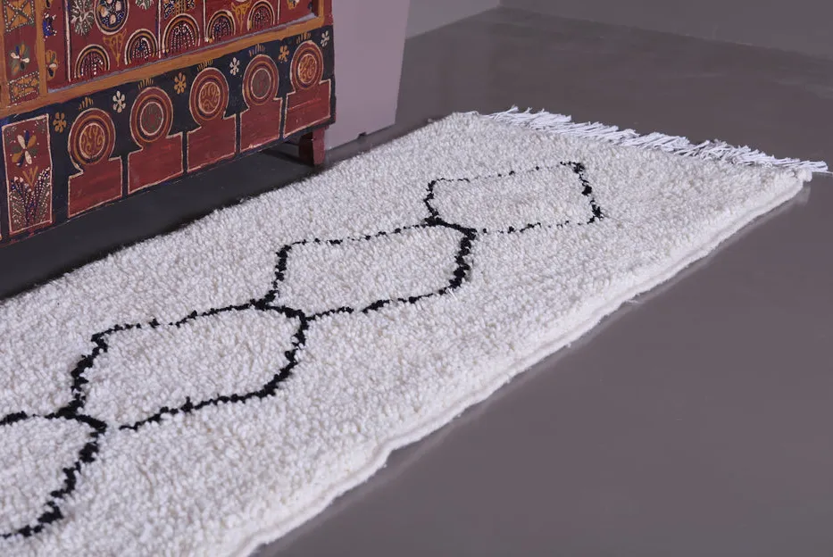 Tapis de couloir Beni Ouarain Guir crème et noir à losanges, vue 4 sur 7