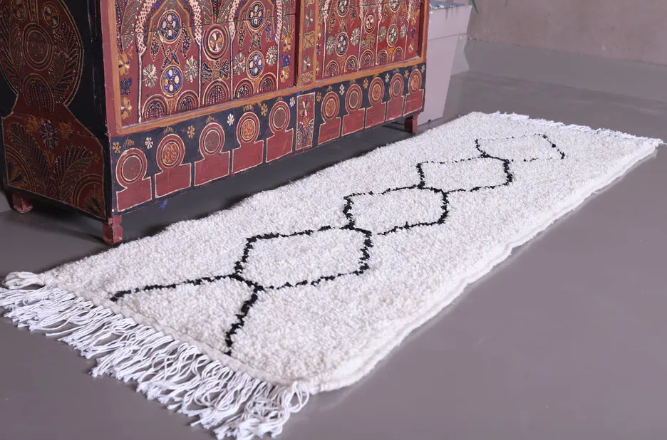 Tapis de couloir Beni Ouarain Guir crème et noir à losanges, vue 5 sur 7